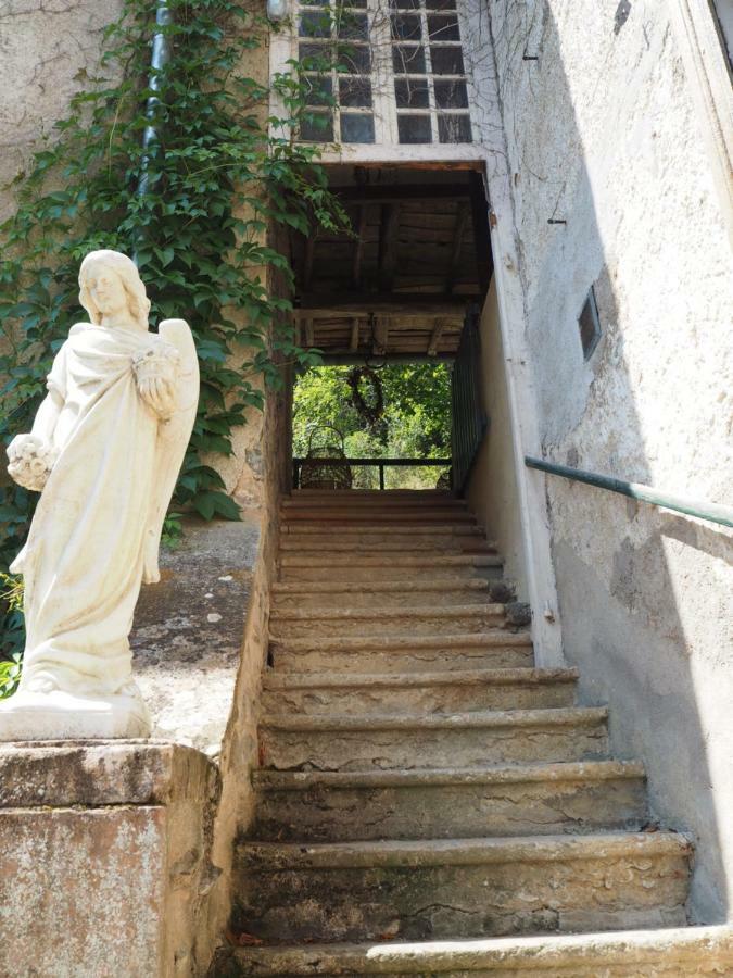 Le Chatel En Beaujolais
